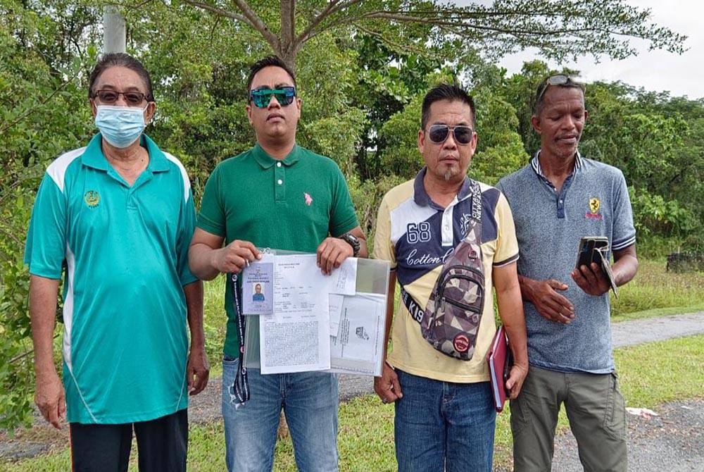 Mohd Rizal (dua dari kiri) menunjukkan laporan polis yang dibuat selepas gagal menerima elaun yang dijanjikan Pejuang di DUN Tronoh, Batu Gajah.