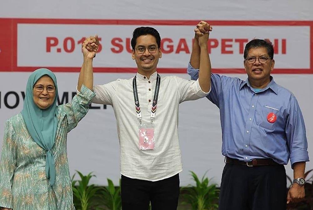 Mohammed Taufiq (tengah) bersama Johari (kanan) dan ibunya, Noraini Mohd ketika diumumkan menang kerusi Parlimen Sungai Petani pada PRU15.
