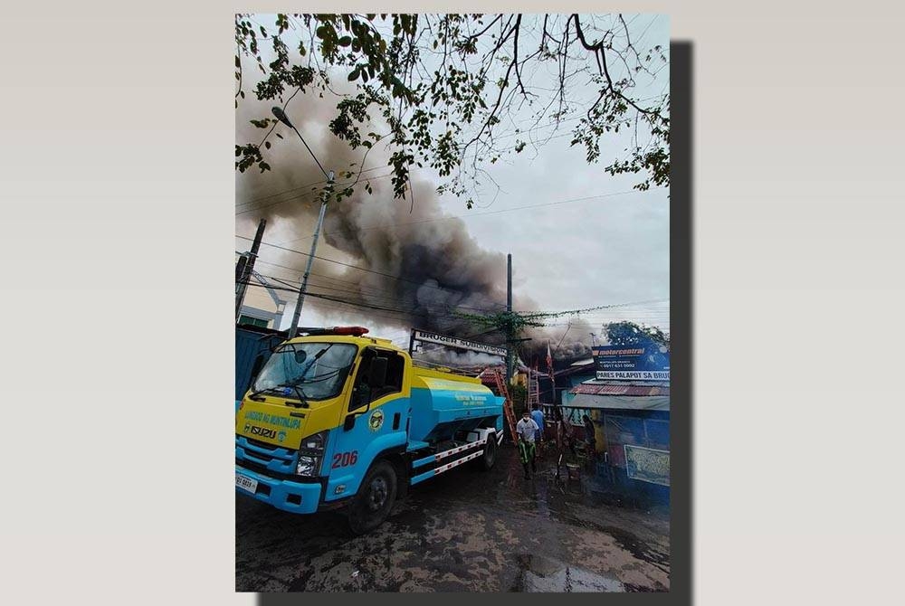 Tujuh orang dilaporkan terkorban dalam kebakaran membabitkan sebuah rumah dua tingkat di Manila pada pagi Ahad. -Foto Muntinlupa City Public Information Office