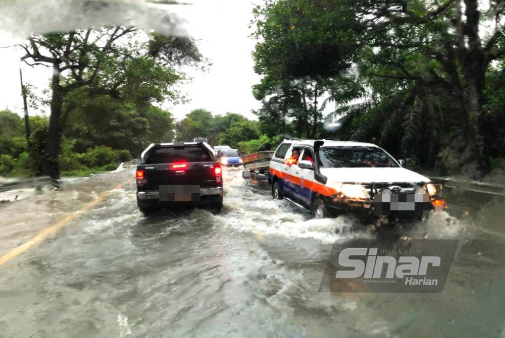 Jalan Pasir Mas - Rantau Panjang di Kalbod Lima dinaiki air.