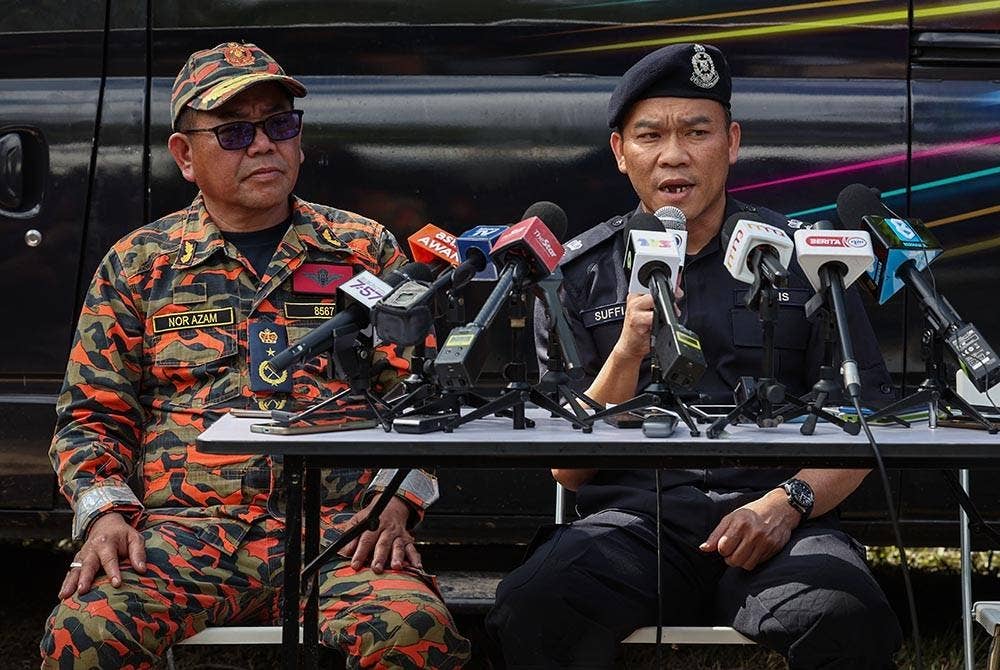 Norazam pada sidang media mengenai kejadian tanah runtuh di tapak perkhemahan Father's Organic Farm, Batang Kali, pada Ahad. Turut kelihatan, Ketua Polis Daerah Hulu Selangor, Superintendan Suffian Abdullah. - Foto Bernama