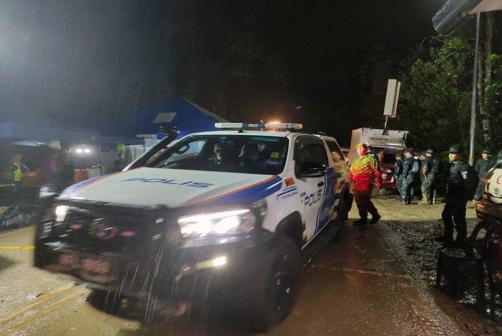 Operasi mencari baki mangsa tragedi tanah runtuh di Batang Kali, pada Ahad terpaksa dihentikan akibat hujan dan akan disambung semula esok.