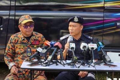 Suffian (kanan) ketika sidang akhbar di lokasi kejadian pada Ahad.