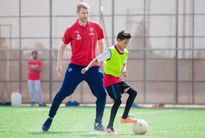 Mertesacker (kiri) mempunyai banyak tugasan bersama Arsenal dan gembira berada di England. - Foto Agensi