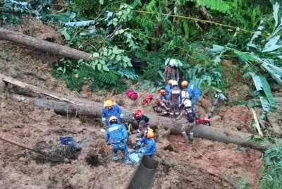 Anggota penyelamat giat mencari mangsa yang hilang dalam insiden tanah runtuh di Father Organic Farm, Jalan Genting, Batang Kali sejak Jumaat. - Foto APM Selangor