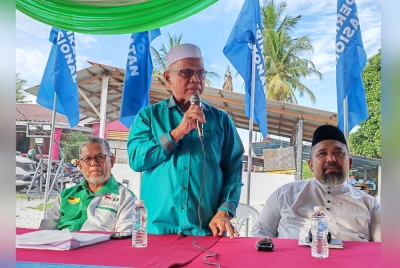 Rafiei (tengah) ketika berucap pada majlis penyerahan borang keahlian Pas di Kampung Rawa, Lenggeng, pada Sabtu.
