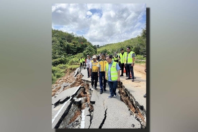 Nanta melakukan tinjauan di kawasan terlibat tanah runtuh pada pagi Ahad. - Foto Facebook Alexander Nanta Linggi