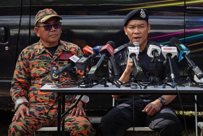 Norazam pada sidang media mengenai kejadian tanah runtuh di tapak perkhemahan Father's Organic Farm, Batang Kali, pada Ahad. Turut kelihatan, Ketua Polis Daerah Hulu Selangor, Superintendan Suffian Abdullah. - Foto Bernama