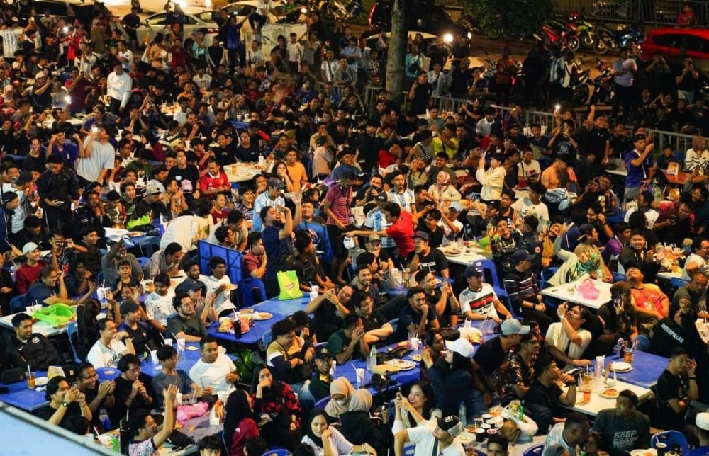 Kira–kira seramai 3,000 penonton hadir bagi menyaksikan kehangatan perlawanan akhir Piala Dunia Qatar 2022 yang ditsyangkan di sebuah skrin layar gergasi di Restoran Hakim, Seksyen 7, di sini, pada Ahad.