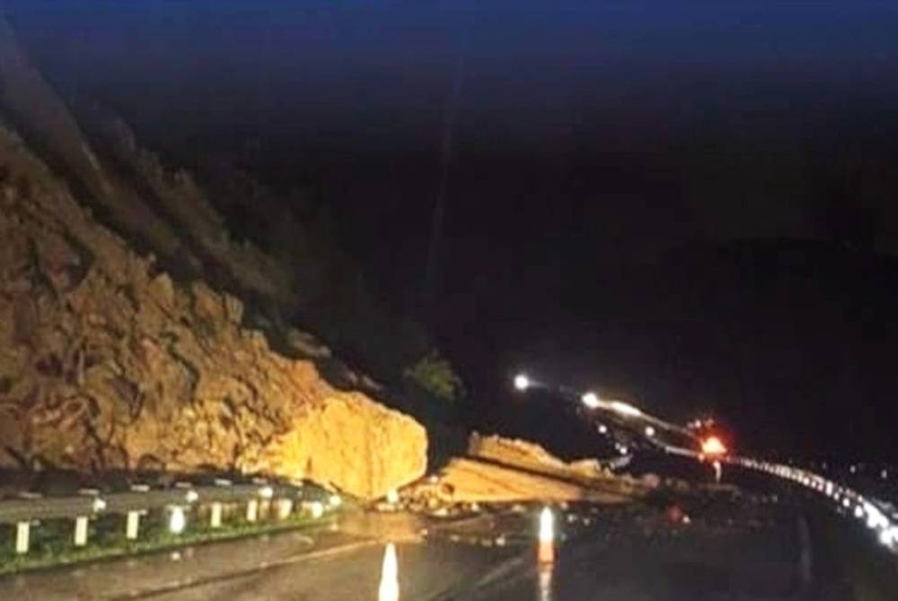 Kejadian cerun runtuh berlaku di kilometer 393.4 arah Utara menghala ke Ajil. - Foto Facebook LPT2