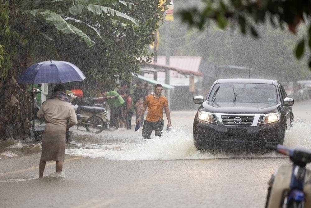 Banjir di lima negeri semakin buruk apabila jumlah mangsa meningkat kepada 26,326 orang daripada 7,693 keluarga setakat jam 11 pagi Isnin.
