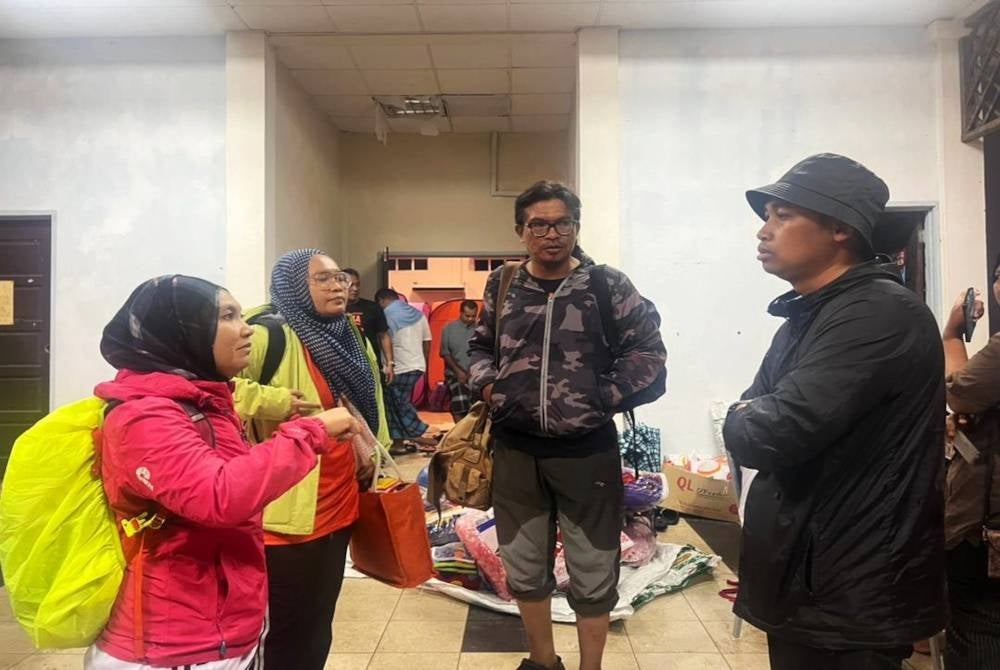 Dari kanan Mohd Khairul Fikri, Raja Gadafi, Zatul Iffah dan Nur Fazlizai yang terkandas selepas membuat liputan banjir di daerah Setiu.
