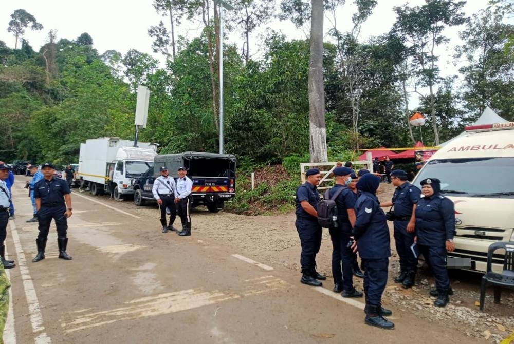 Suasana di sekitar lokasi tanah runtuh di tapak perkhemahan Father's Organic Farm, Jalan Genting, di sini