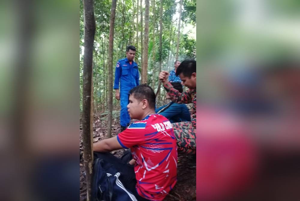 Agensi-agensi terlibat berkumpul seketika sebelum meneruskan pencarian. - Foto Bomba Johor