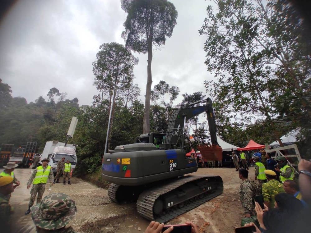 Kedua jentera pengorek berkenaan dibawa bagi melancarkan urusan kerja-kerja mencari dan menyelamat (SAR) di lokasi tragedi.
