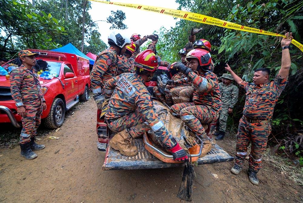 Pasukan JBPM bawa dua mayat yang ditemukan pada hari kedua di lokasi kejadian tanah runtuh di tapak perkhemahan Fathers’ Organic Farm, Gohtong Jaya pada Sabtu. - Foto Bernama
