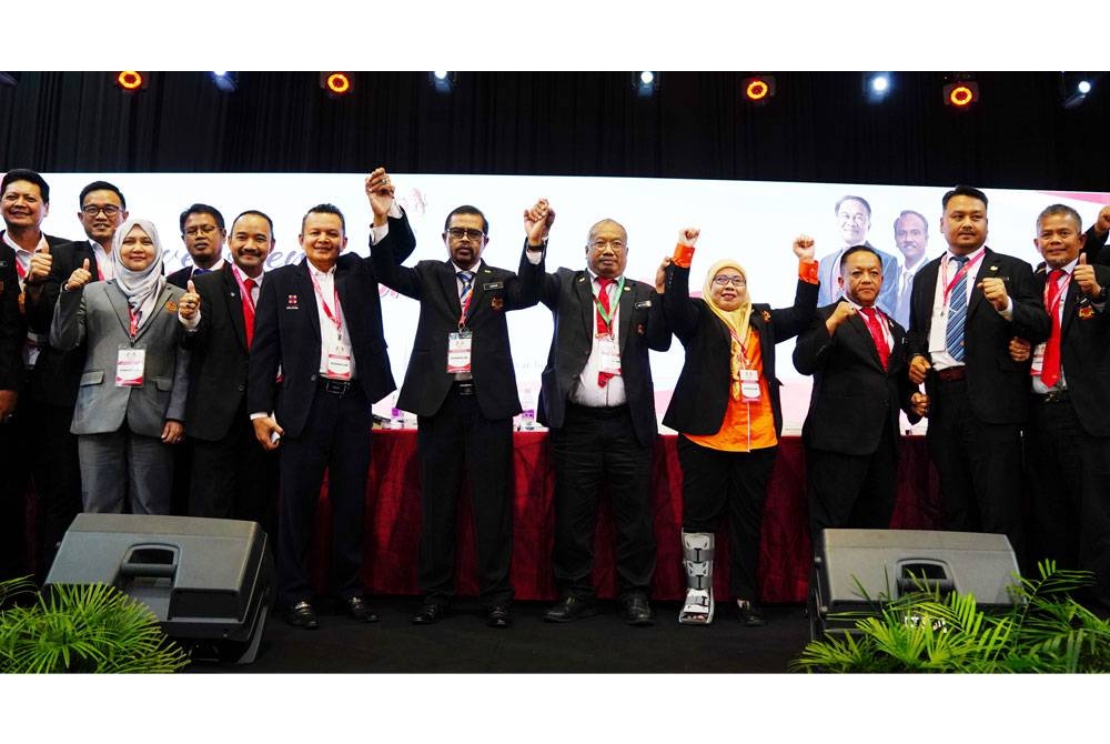 Adnan Mat (tengah) kekal sebagai Presiden Cuepacs pada Konvesyen Kongres Tritahunan Cuepacs ke-29 yang diadakan di Shah Alam Convention Centre. -Foto: ROSLI TALIB