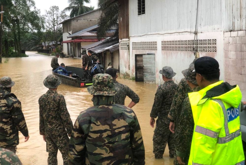 Pemantauan dilakukan oleh pasukan keselamatan di kawasan Keroh, Kuala Krai yang terputus hubungan kerana banjir.