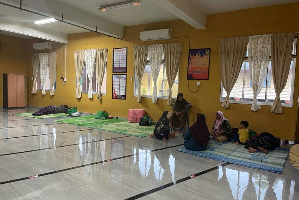 Sebahagian mangsa banjir sekitar Cherating yang berada di PPS SK Cherating pada Isnin.