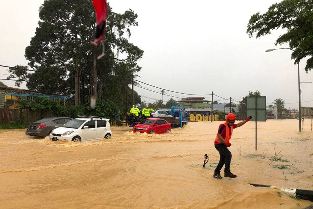 Keadaan Laluan utama Kuala Krai-Gua Musang dilimpahi Sungai Durian di Kuala Krai pada Isnin.