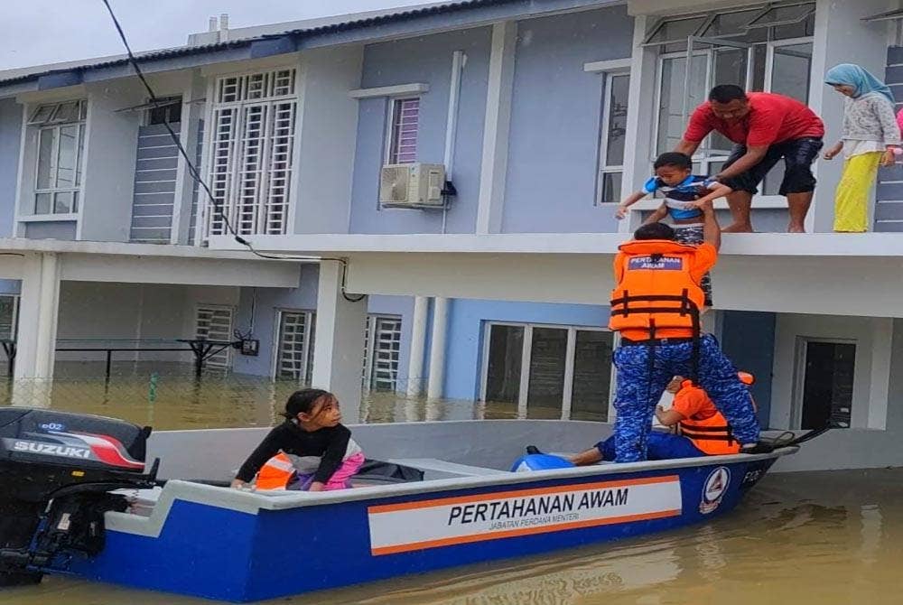 Operasi dan menyelamat giat dilakukan oleh Angkatan Pertahan Awam Malaysia (APM) di sekitar Rantau Panjang.