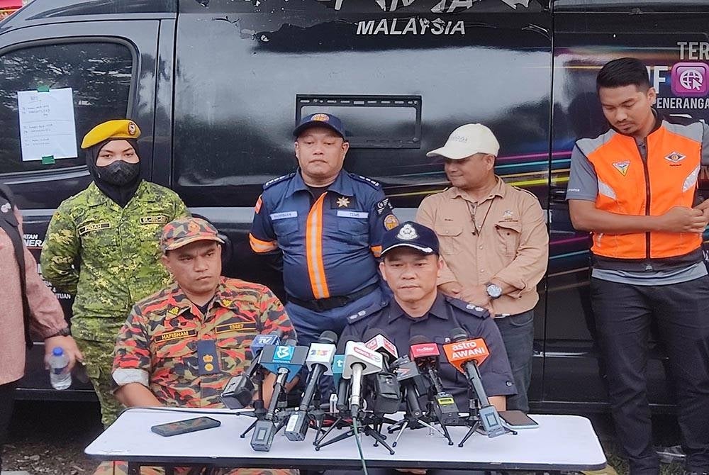 Hafisham (kiri) dalam sidang akhbar di lokasi tanah runtuh di Batang Kali pada Isnin.