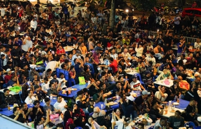 Kira–kira seramai 3,000 penonton hadir bagi menyaksikan kehangatan perlawanan akhir Piala Dunia Qatar 2022 yang ditsyangkan di sebuah skrin layar gergasi di Restoran Hakim, Seksyen 7, di sini, pada Ahad.