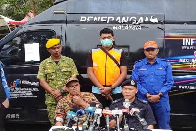 Hafisham (kiri) dalam sidang akhbar perkembangan terkini tragedi tanah runtuh di Father's Organic Farm, Jalan Genting, Batang Kali pada Isnin.