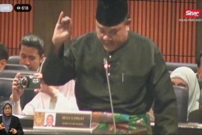 Mohd Sany dilihat mengangkat sumpah sebagai Ahli Parlimen dari tempat duduknya di Dewan Rakyat.