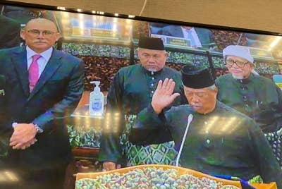 Pengerusi Perikatan Nasional, Tan Sri Muhyiddin Yassin ketika mengangkat sumpah di Dewan Rakyat.