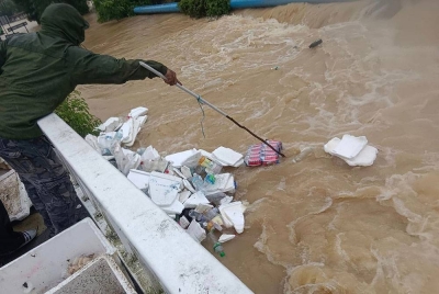 Barangan jualan peniaga dihanyutkan arus deras dalam kejadian banjir di bandar Jertih pagi Isnin. - Foto Facebook
