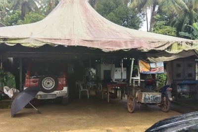 Rumah dan bengkel milik Wan Ismail yang dinaiki air sedalam hampir 0.5 meter dalam kejadian banjir kilat di Bukit Goh di sini pada Ahad.