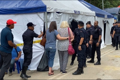 Individu yang disyaki waris tiba di lokasi kejadian tanah runtuh di tapak perkhemahan di Father's Organic Farm, Jalan Genting pada Isnin.
