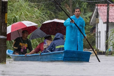 Situasi banjir yang melanda lima negeri semakin membimbangkan dengan jumlah mangsa di seluruh negara terus mencatat peningkatan. - Foto Bernama.