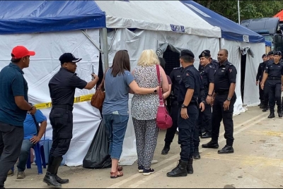 Waris yang datang ke lokasi kejadian di Father's Organic Farm, Jalan Genting, di sini, pada Isnin.