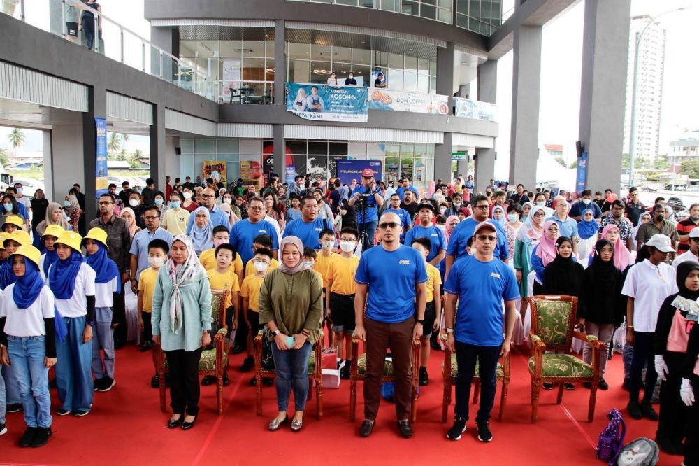 Dari kanan: Ahmad Dasuki, Apli dan Farah ketika Majlis Pelancaran Karnival PTPTN Sempoi Baq Hang dan Pejabat PTPTN Negeri Pulau Pinang pada Sabtu.