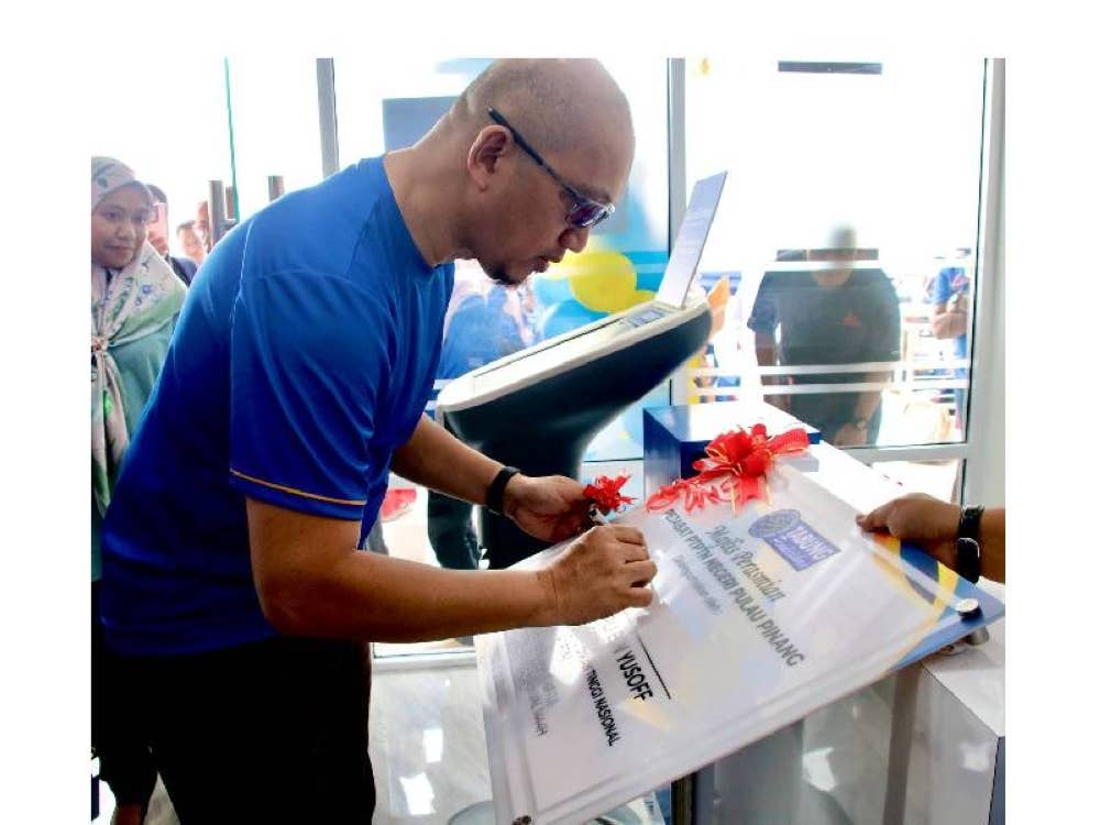 Apli menandatangani plak pelancaran Pejabat PTPTN Negeri Pulau Pinang di Elevate Gravitas, Permatang Pauh.