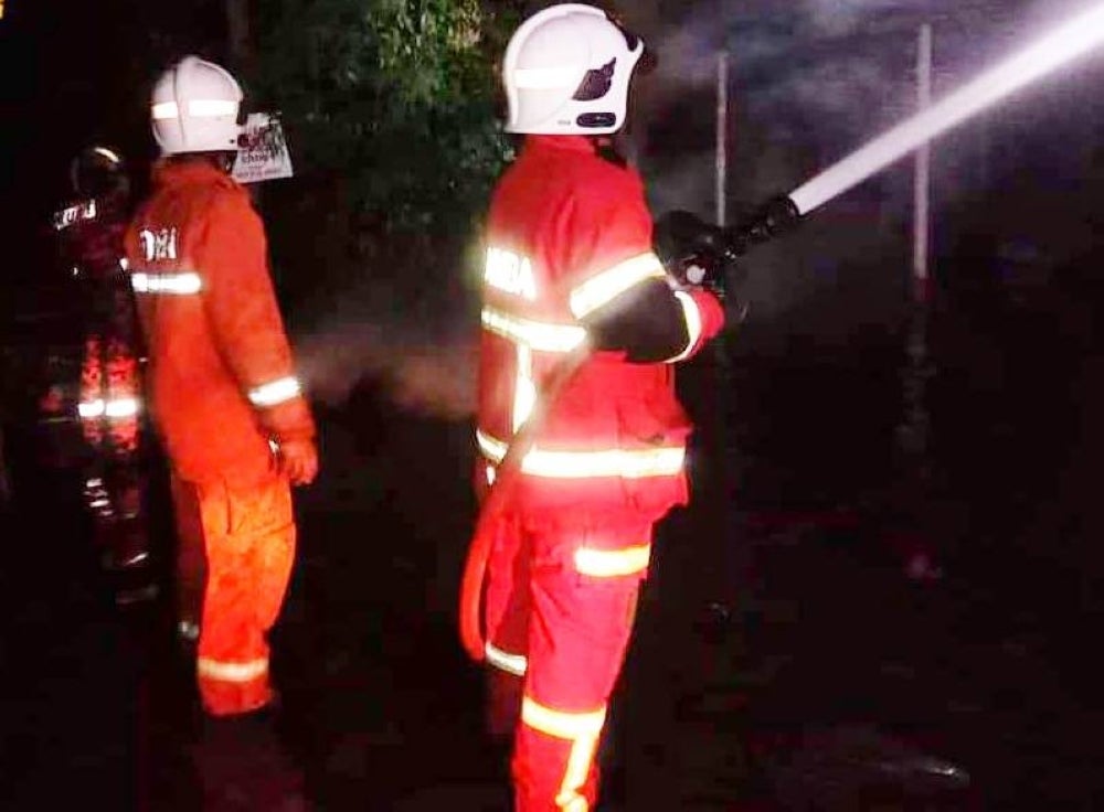 Anggota JBPM Pasir Mas giat memadamkan kebakaran yang berlaku di Kampung Tok Sangkut, Pasir Mas.