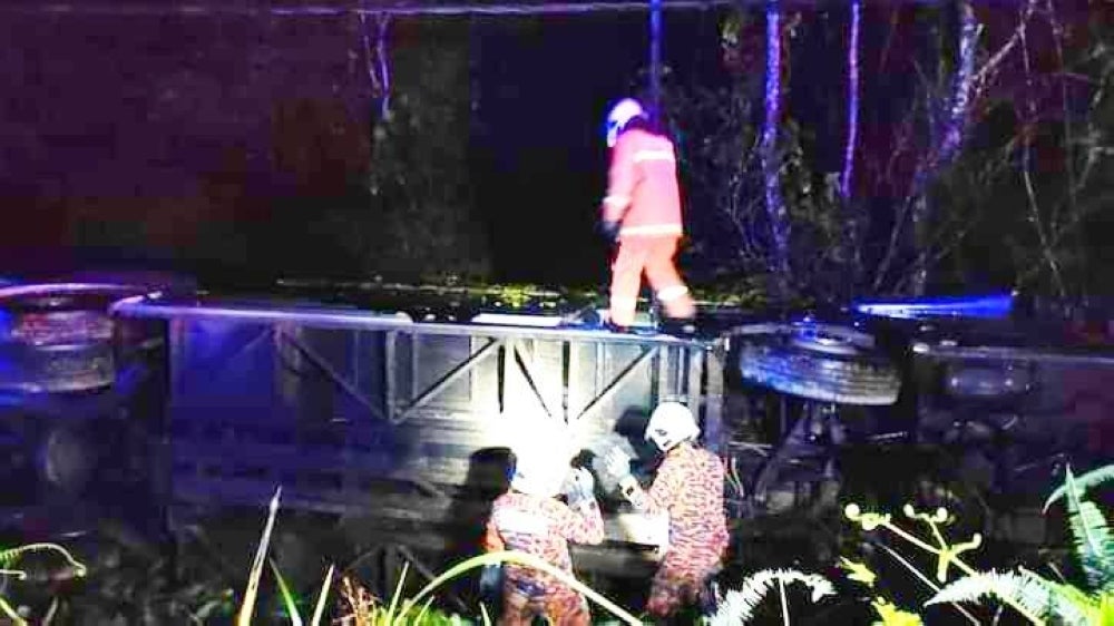 Tiga penumpang cedera selepas bas ekspres yang dinaiki terjatuh ke dalam cerun di Kilometer 24 Jalan Gua Musang - Kuala Krai pada Selasa.