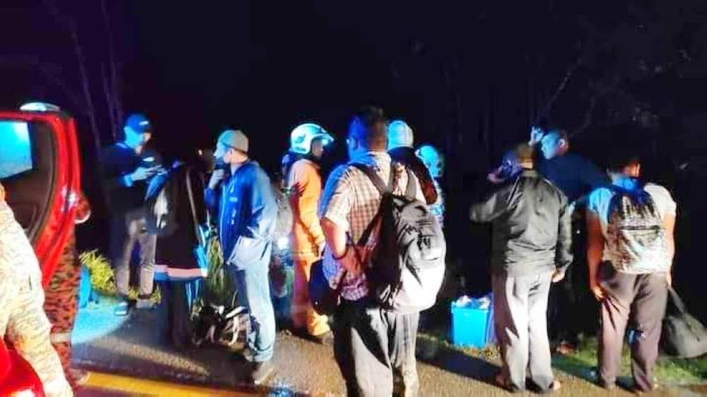 Kesemua 13 penumpang berjaya dikeluarkan dari bas yang terbalik.