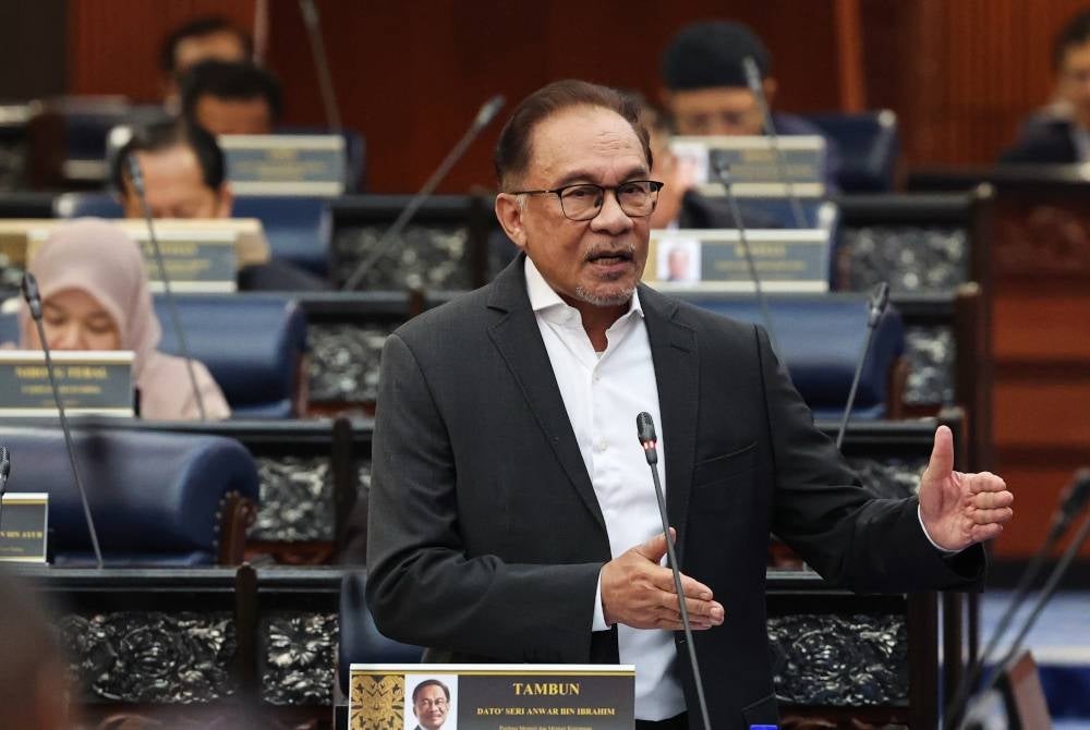 Perdana Menteri yang juga Menteri Kewangan, Datuk Seri Anwar Ibrahim ketika membentangkan peruntukan khas (Bajet Mini) sempena Mesyuarat Pertama Penggal Pertama Parlimen ke-15 Dewan Rakyat di Bangunan Parlimen, pada Selasa. - Foto Bernama