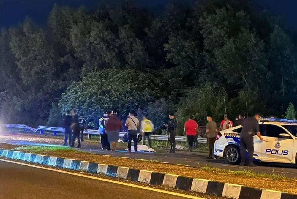 Tiga remaja meninggal di tempat kejadian selepas kereta dinaiki terbabas di Kilometer 63.5 Jalan Alor Setar - Butterworth pada awal pagi Selasa. - Foto PDRM