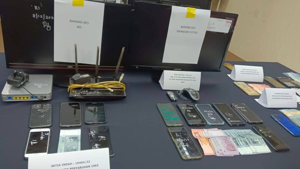 Antara barang yang dirampas dalam lima serbuan berasingan selepas menumpaskan sindiket pengedaran dadah dalam penjara.