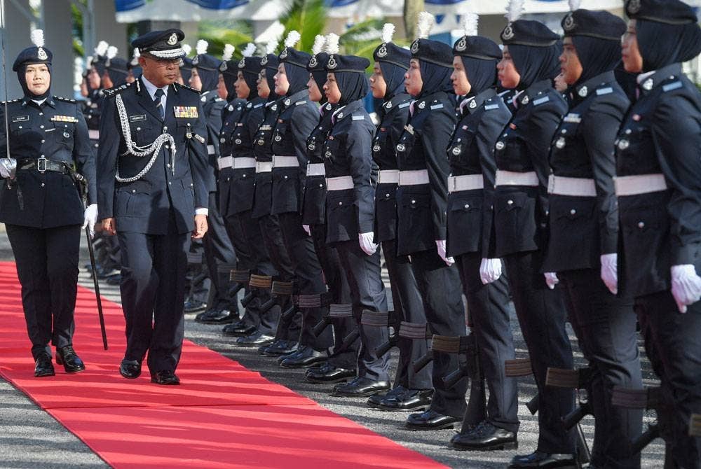 Arjunaidi memeriksa perbarisan anggota polis wanita ketika Majlis Perasmian Balai Polis Semenyih baru di Semenyih hari ini. - Foto Bernama