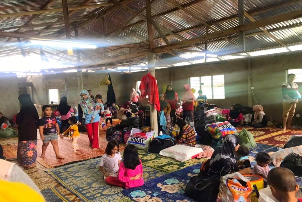 PPS yang dibina sendiri oleh penduduk di Kampung Tasek Bakong di Rantau Panjang hampir ditenggelami banjir sedalam 0.2 meter pada Selasa.