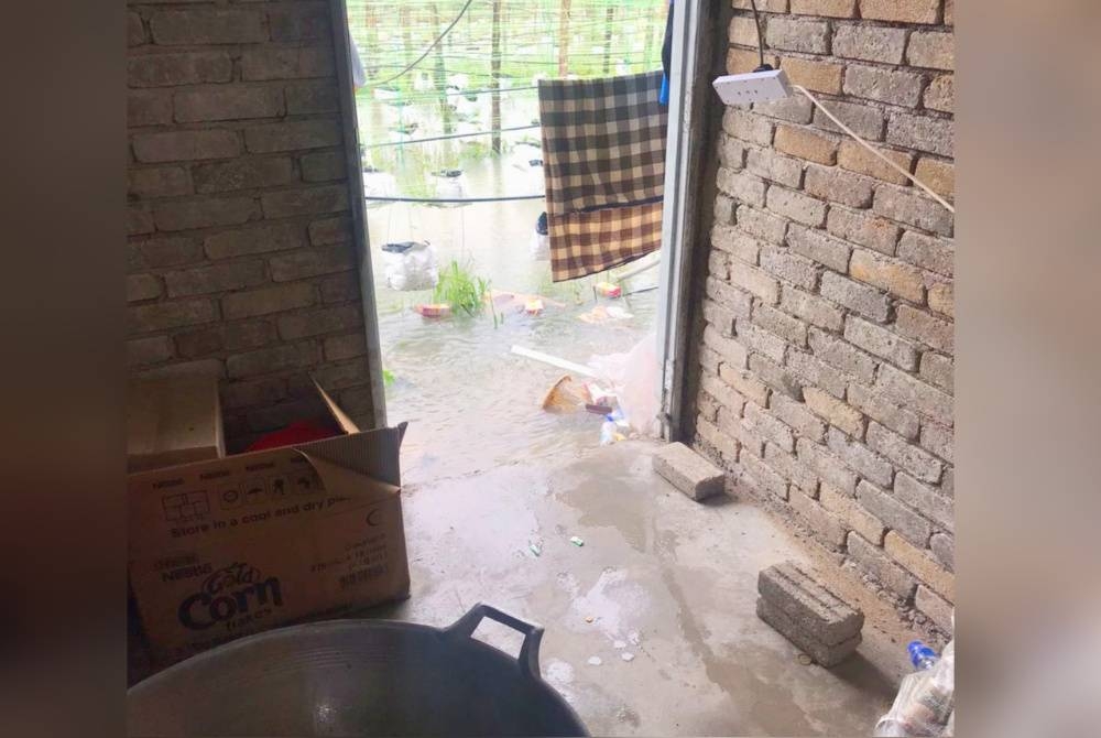 Air mulai melimpah ke kawasan PPS sementara penduduk.