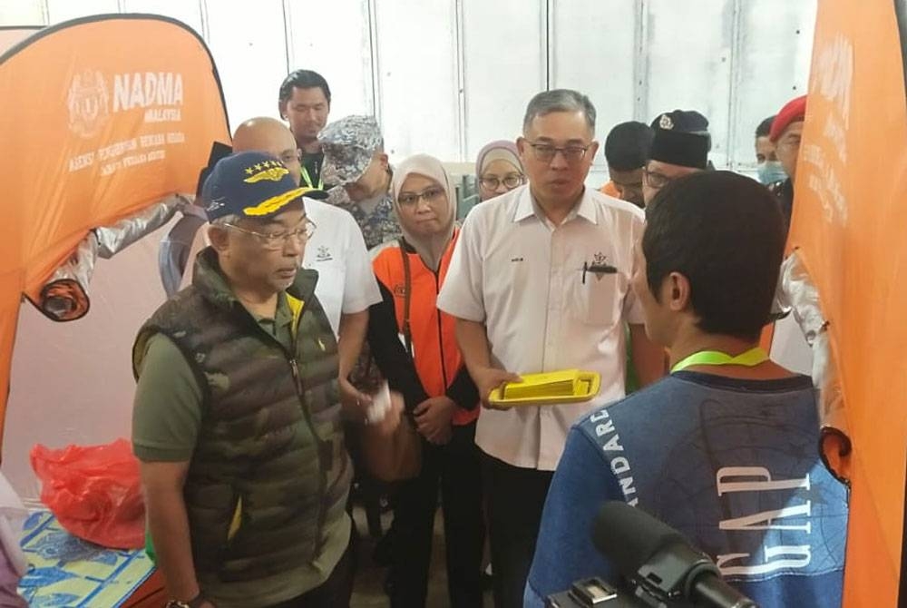 Al-Sultan Abdullah meluangkan masa bertanyakan khabar mangsa banjir yang berada di PPS SK Beserah, Kuantan sempena keberangkatan Seri Paduka Baginda ke pusat pemindahan itu pada Selasa.