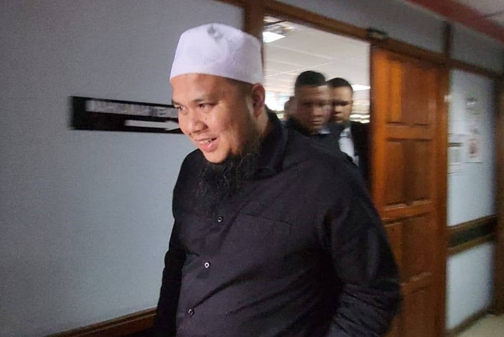 Ebit keluar dari Mahkamah Majistret Tenom selepas mahkamah berehat dan akan disambung semula pada jam 2.30 petang Selasa.