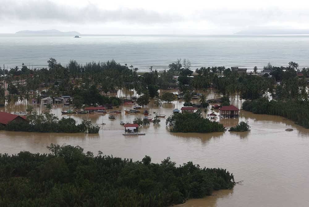 Beberapa kawasan dinaiki air ketika tinjauan udara di sekitar Besut, Hulu Terengganu dan Setiu hari ini. Foto Bernama