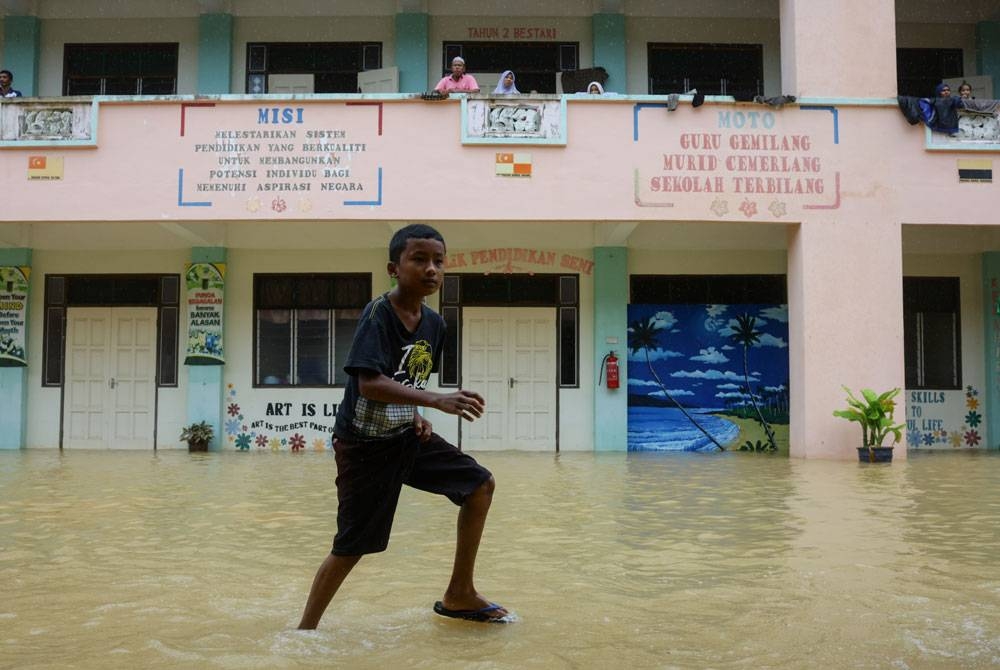 Suasana di PPS di Sekolah Kebangsaan Mangkok yang dinaiki air selepas kawasan sekitar kampung tersebut dilanda banjir sejak semalam. - Foto: Bernama
